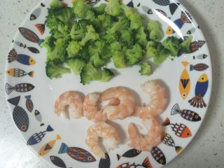 3、西兰花虾仁鸡蛋派,虾去壳留虾尾，西兰花用水焯熟