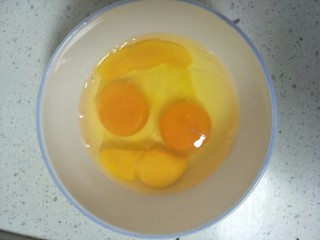 4、西兰花虾仁鸡蛋派,打三个鸡蛋加少许盐，搅拌均匀