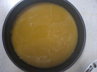 5、西兰花虾仁鸡蛋派,披萨盘刷少许油，鸡蛋液过筛倒入披萨盘中