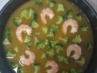 6、西兰花虾仁鸡蛋派,把西兰花虾仁均匀的放在鸡蛋液上