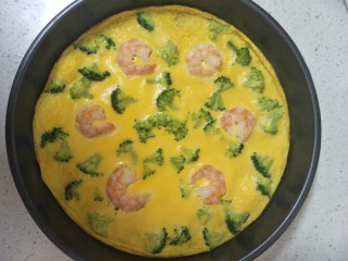 7、西兰花虾仁鸡蛋派,烤箱预热，180度上下火15分钟左右