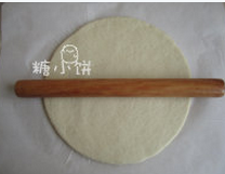 2、蓝纹奶酪披萨,排气后擀成圆形面饼状，厚约4MM，具体几寸我也没测量过