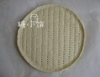 3、蓝纹奶酪披萨,面饼中间用叉子戳出一排排的气孔