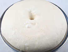 1、腰果菠菜匹萨 ,普通面粉，色拉油，水，酵母放入面包机搅拌两次共40分钟，发酵到两倍大