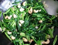 2、腰果菠菜匹萨 ,炒锅里倒一点橄榄油，放入切成碎片的蒜，腰果，开中小火，炒香，放入菠菜，炒软