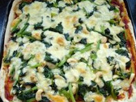 4、腰果菠菜匹萨 ,再撒一层马苏里拉奶酪，放入烤箱，180度烤15分钟