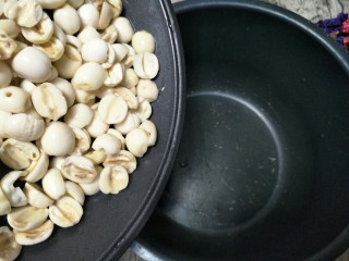 4、Diy月饼馅料～莲蓉馅,处理好的莲子倒入锅中。