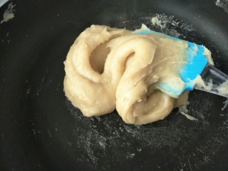 16、Diy月饼馅料～莲蓉馅,炒至抱团即可，这个过程大约要半个小时。