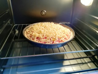 13、培根肉披萨,送入预热好的烤箱。