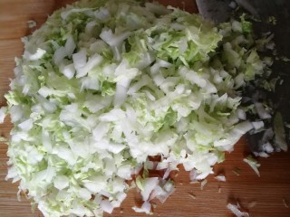 2、中式点心+钱袋白菜肉包,用刀切碎，