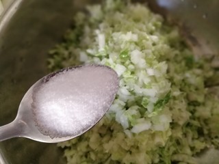 4、中式点心+钱袋白菜肉包,加入一勺盐，腌一会，