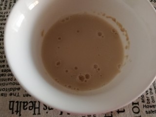 5、中式点心+钱袋白菜肉包,酵母放入温水化开，放置五分钟，