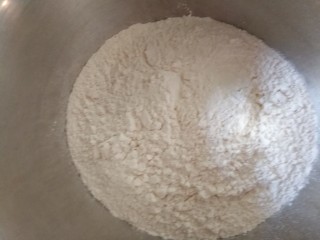 6、中式点心+钱袋白菜肉包,将600克面粉倒入盆内，