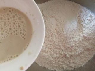 7、中式点心+钱袋白菜肉包,融解的酵母倒入面粉里。