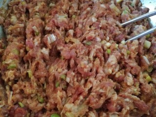 21、中式点心+钱袋白菜肉包,用筷子顺时针搅拌，搅拌成粘稠的肉馅即可。