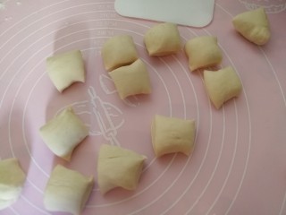 25、中式点心+钱袋白菜肉包,然后去一块儿把分成均匀的剂子，