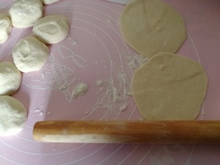26、中式点心+钱袋白菜肉包,按扁，用擀面杖擀成面皮。