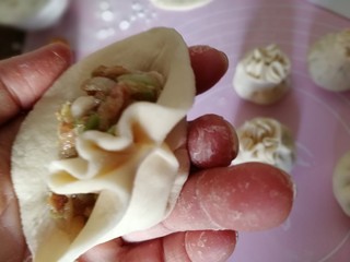 29、中式点心+钱袋白菜肉包,如图所示，上部留一点，捏出钱袋的花边，一个折儿压一个折，