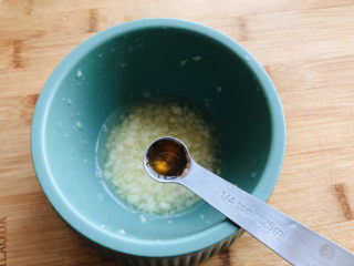 4、酸辣宽粉,蒜泥里加一点点清水稀释一下，一小勺香油。