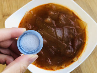 8、酸辣宽粉,加少许食盐。