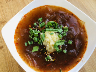 13、酸辣宽粉,表面撒点小葱。