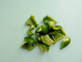 2、芝士彩蔬意面,煮面的时间我们来准备蔬菜,将青椒切块