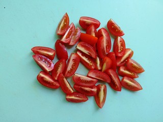 3、芝士彩蔬意面,小番茄洗干净切小块