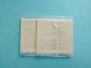 5、芝士彩蔬意面,准备两片芝士片