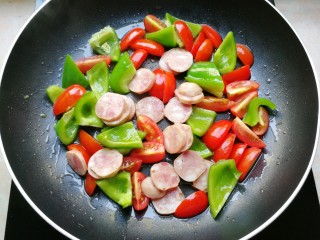 9、芝士彩蔬意面,然后加入热狗片