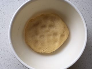 4、酥面包,这时可以做裹入面团,所有材料混合即可,黄油软化就可操作