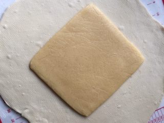 6、酥面包,松弛好的面团擀开,中间放入黄油面片