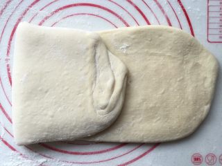 8、酥面包,松弛10分钟后再擀开,继续折叠