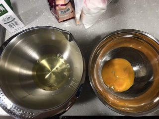 1、巧克力淋面蛋糕,分离好蛋清和蛋黄。装蛋清的碗要保证无油无水。