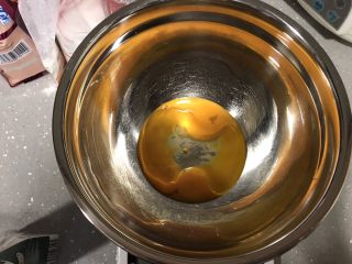 2、巧克力淋面蛋糕,先处理蛋黄部分。加入食用油，用手动打蛋器搅拌均匀。