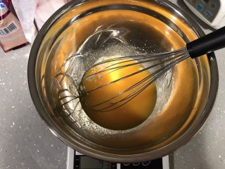 3、巧克力淋面蛋糕,加入牛奶，搅拌均匀。