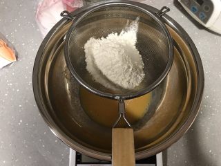 4、巧克力淋面蛋糕,低筋面粉过筛加入。用手动打蛋器搅拌至无粉的状态，尽量不要划圈搅拌，以免低筋面粉起筋。