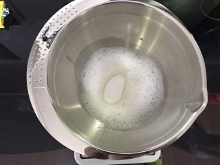 5、巧克力淋面蛋糕,打至鱼眼状加入第一次白砂糖。开高速打发。