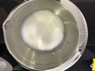 6、巧克力淋面蛋糕,打发至泡沫细腻加入第二次白砂糖。继续高速打发。