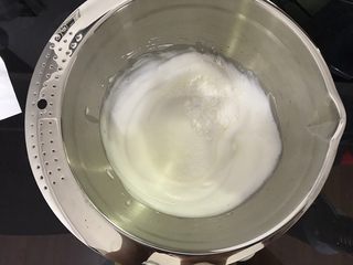 7、巧克力淋面蛋糕,打至出现纹路不消失，加入剩余白砂糖和玉米淀粉。用打蛋器稍微搅拌一下再开高速打发，防止玉米淀粉飞溅。