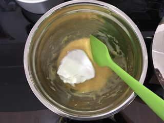 8、巧克力淋面蛋糕,取三分之一蛋白霜加入蛋黄糊，用翻拌的手法翻拌均匀。