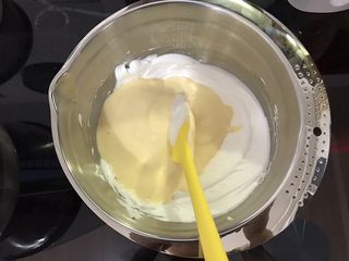 9、巧克力淋面蛋糕,翻拌均匀的蛋糕糊倒入剩余蛋白霜，继续翻拌均匀。