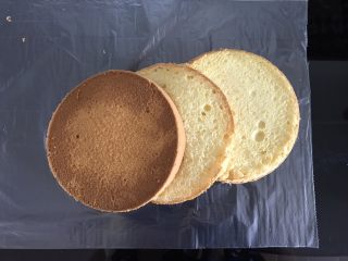 11、巧克力淋面蛋糕,用分片器辅助，将蛋糕分成三片（忘记拍照，找个以前的图替代一下????）