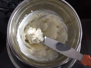 12、巧克力淋面蛋糕,300克淡奶油加30克糖坐冰打发至比抹面稍硬的状态，做夹层。夏天天气热，我是开着空调坐冰打的。