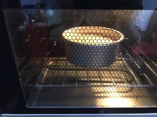 10、巧克力淋面蛋糕,蛋糕糊倒入模具7分满，轻震之后送入烤箱，烤箱温度调至160度，时间设定50分钟。期间不要开烤箱门！不要开烤箱门！不要开烤箱门！重要的事情说三遍！