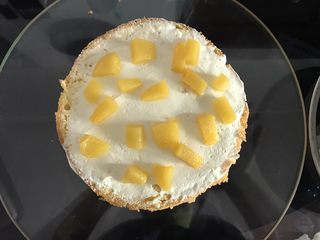 13、巧克力淋面蛋糕,摆好一片蛋糕，抹上奶油，摆好水果。