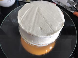 15、巧克力淋面蛋糕,用剩余的淡奶油简单抹个面，主要目的是把蛋糕屑封住，防止正式抹面时蛋糕屑跑出。徒手脱模蛋糕屑会比较少。