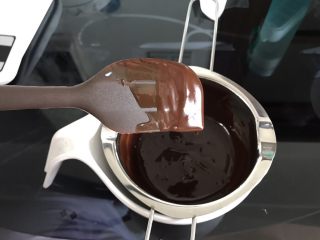 16、巧克力淋面蛋糕,提起刮刀，甘纳许流成细线状就是可以淋面的状态。