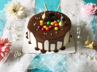 17、巧克力淋面蛋糕,进行最后得装饰。放上你喜欢的饼干、巧克力、糖果、水果等等等等。注意色彩搭配。