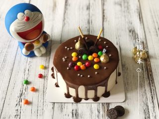 18、巧克力淋面蛋糕,一个漂亮的巧克力淋面蛋糕就制作好了，个人很喜欢????????????