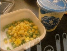 1、茄汁奶油吐司披萨,玉米粒和青豆粒放微波炉中加热2分钟